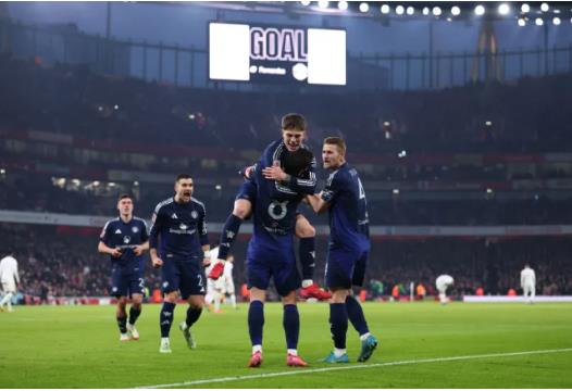 Thua MU, Arsenal còn bị phạt tiền 5 1110162100.png