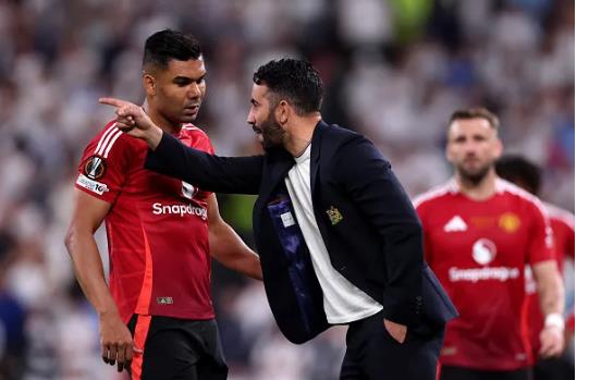 Rio Ferdinand bảo vệ Casemiro 5 2810104323.png