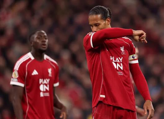 Jamie Carragher chỉ Liverpool cách ngăn Arsenal vô địch Premier League 6 2110175929.png