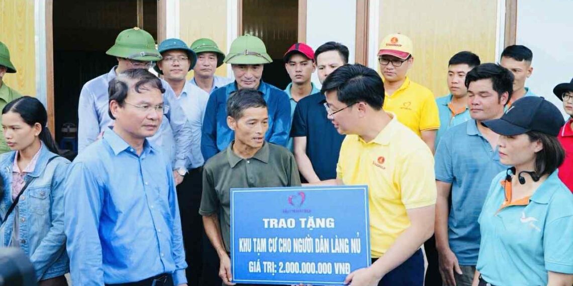 Vingroup hỗ trợ khẩn cấp 500 tỷ đồng cho đồng bào bị thiệt hại do bão Bualoi a nh 2 da i die n quy thie n ta m trao ta ng ho tro xa y du ng khu ta m cu cho ngu o jpg.12864.jpeg