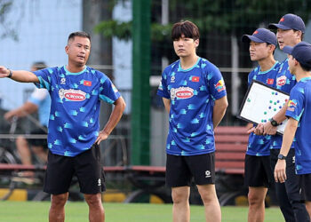 Ai đóng thế cho HLV Kim Sang Sik ở tuyển Việt Nam? ai thay hlv kim sang sik nhiep chinh o tuyen viet nam 3493.jpg