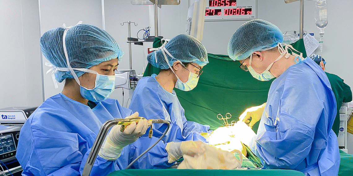 Tụ máu quanh túi độn sau 15 năm nâng ngực ba o 1761181265 1761181291 176 2082 6765 1761183031.png