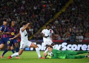 barcelona nguoi khong lo tren doi chan dat set.jpg