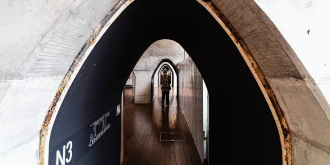 ben trong nhung nha ga ma o tokyo noi thoi gian dung lai duoi long dat 1934.png