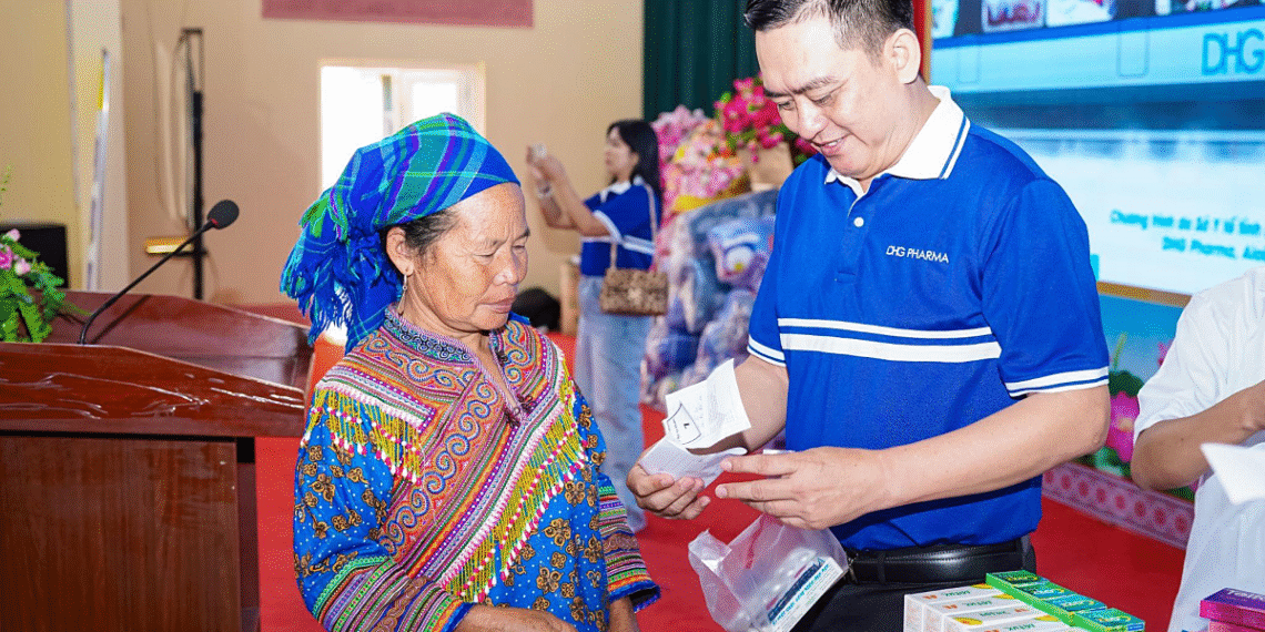 DHG Pharma đồng hành với đoàn y bác sĩ mang thuốc đến Lào Cai bh 1761298749 1761298758 1185 1761532082.png