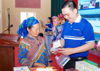 DHG Pharma đồng hành với đoàn y bác sĩ mang thuốc đến Lào Cai bh 1761298749 1761298758 1185 1761532082.png