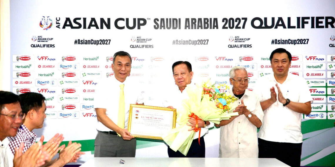 Bóng đá Việt Nam vinh danh nhiều cá nhân tiêu biểu bong da viet nam vinh danh nhieu ca nhan tieu bieu 3949.jpeg