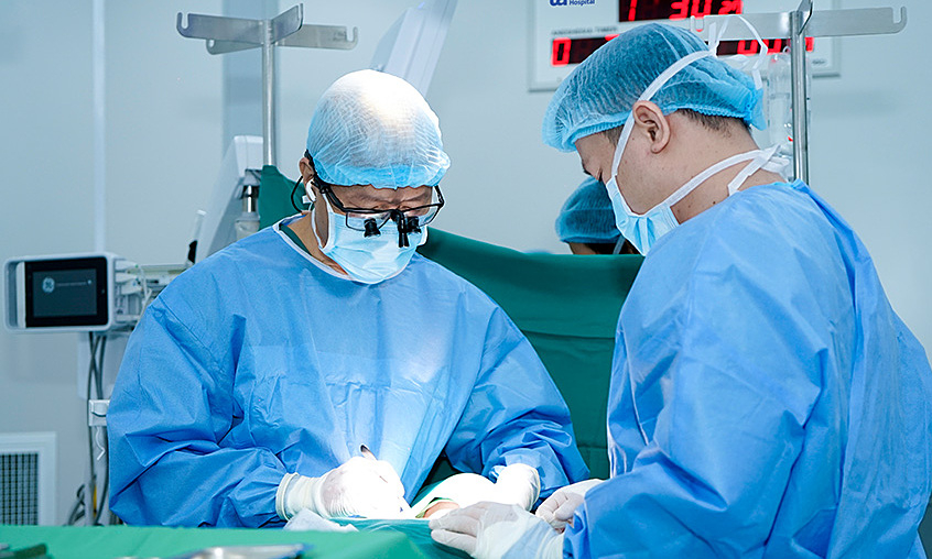 Phát hiện ung thư tuyến giáp giai đoạn sớm bs trong phau thuat ung thu tu 8626 5453 1759969413.jpg