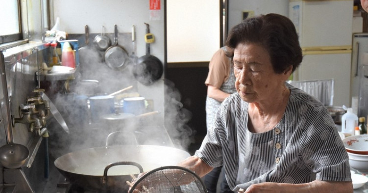 bua sang gian di cua cu ba o nhat 102 tuoi van ban mi hang ngay 2075.jpg