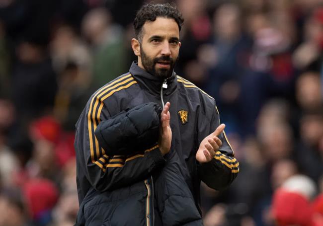 cau thu man united dong long ung ho ruben amorim giua song gio.png