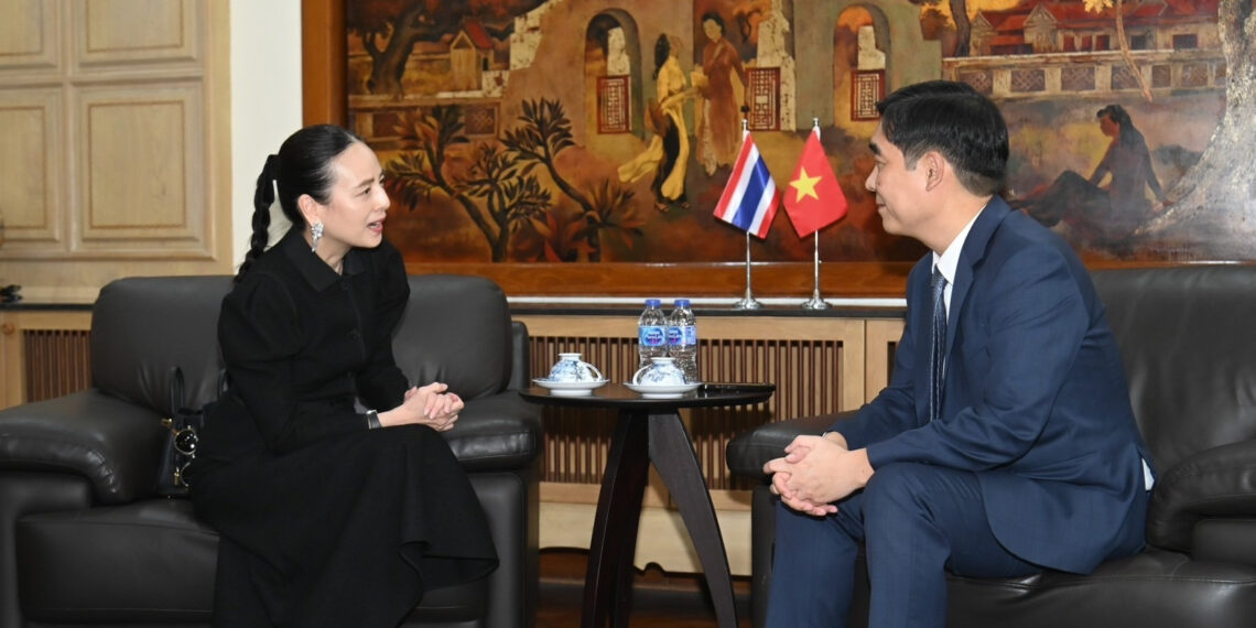 chu tich fat den dai su quan viet nam tai thai lan xin loi vu dung sai quoc ky 2818.jpg