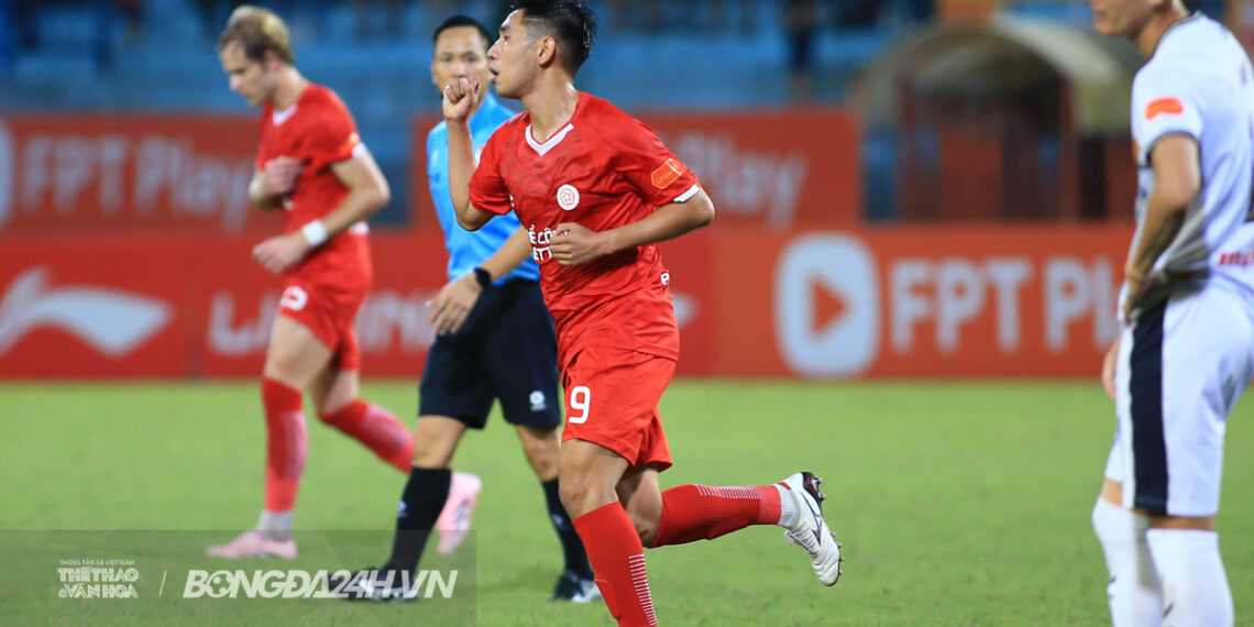 Xuân Tiến nói gì khi vào sân giải cứu Thể Công Viettel? d25r0279 2110091028.jpg