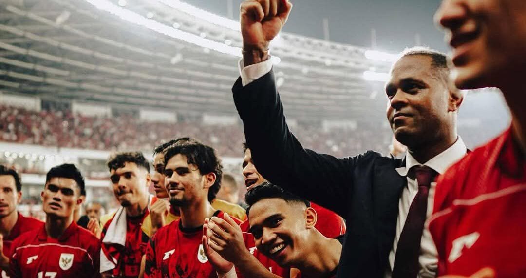 Hụt vé World Cup, ĐT Indonesia còn mất 130 tỉ đồng cho HLV dt indonesia vs hlv patrick kluivert 1610125156.jpg