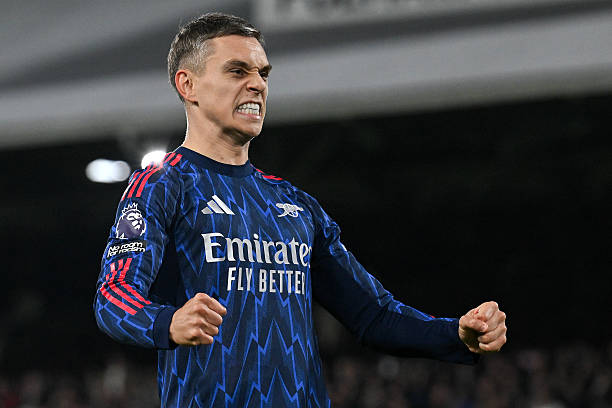 Lại "sống" nhờ bóng chết, Arsenal giữ vững đỉnh bảng gettyimages 2241486087 612x612 1910060336.jpg