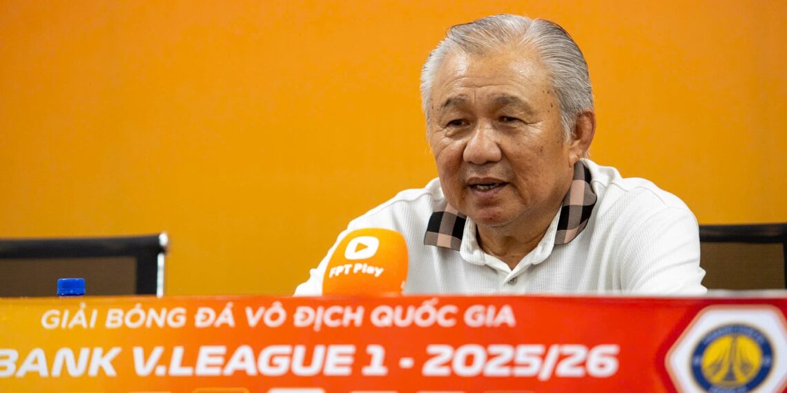 HLV của Becamex TP HCM mất 2 ngày tập để cầm hòa Thanh Hóa hlv dang tran chinh 0310130638.jpg