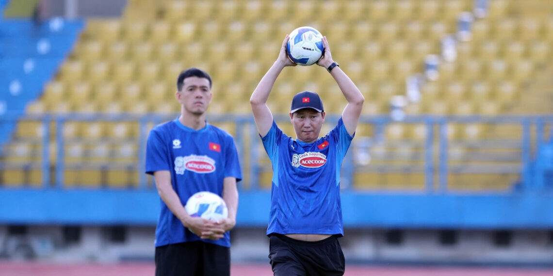 hlv kim sang sik ganh tuyen viet nam va u22 than nay vi xe lam doi 2655.jpg