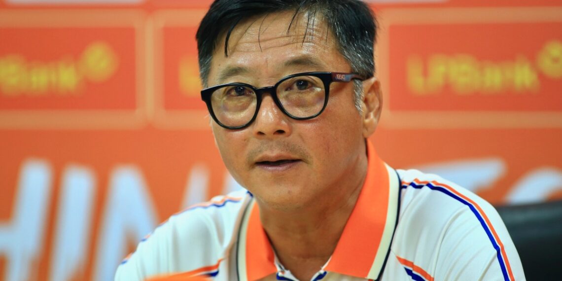HLV Lê Huỳnh Đức không lường trước thẻ đỏ của CAHN hlv le huynh duc khong luong truoc the do cua cahn.jpeg