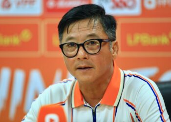 HLV Lê Huỳnh Đức không lường trước thẻ đỏ của CAHN hlv le huynh duc khong luong truoc the do cua cahn.jpeg