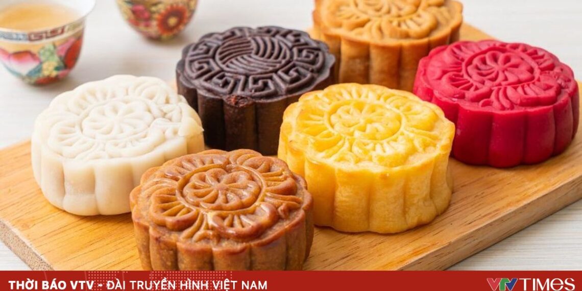 homemade chinese mooncake in a wooden plate 76336259056529671687721 07287639425972861977452.jpg
