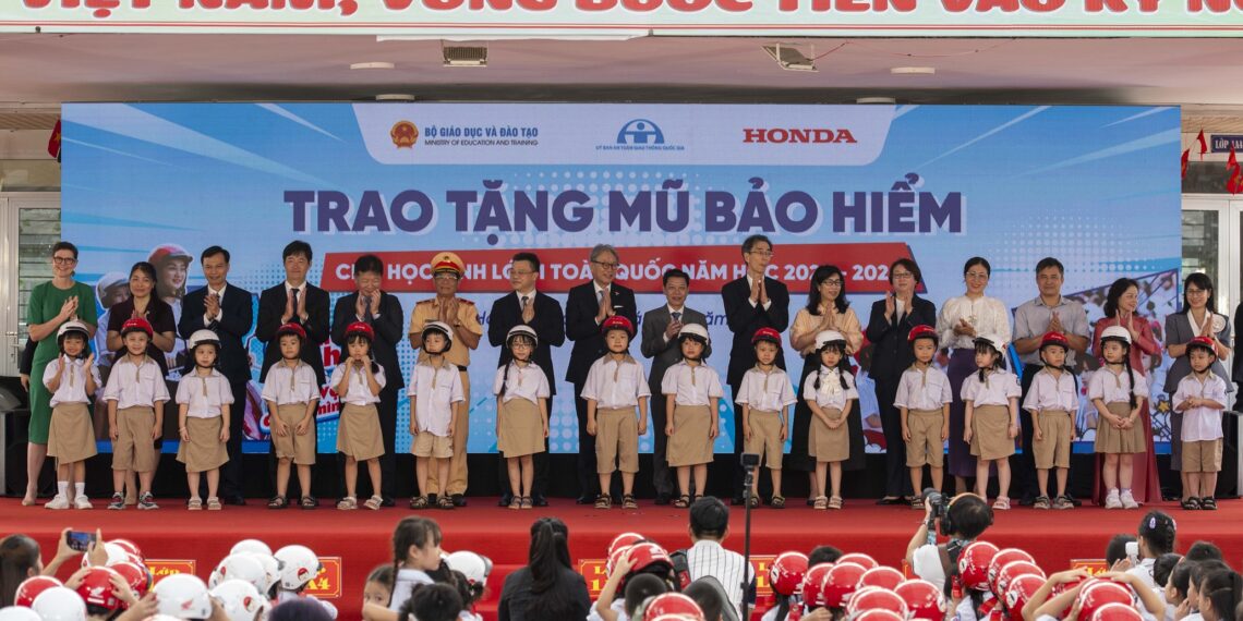 Honda Việt Nam phát động Chương trình Trao tặng mũ bảo hiểm cho học sinh lớp Một toàn quốc năm học 2025 – 2026 honda tang mu bao hiem 61 jpg.12897.jpeg