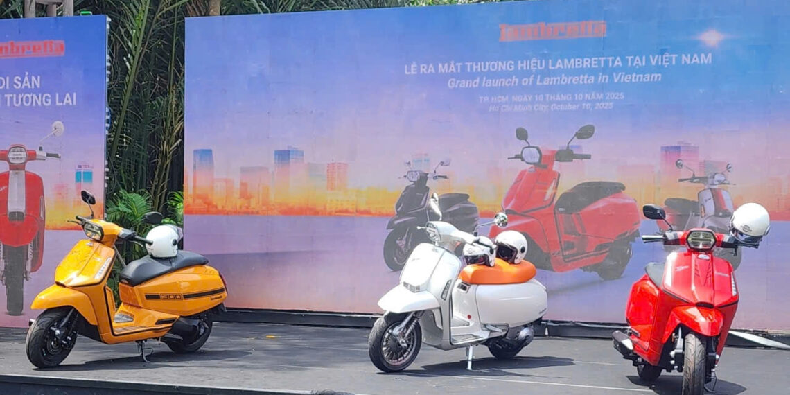 huyen thoai xe tay ga y lambretta tro lai viet nam gia cao van hut khach 146.jpg