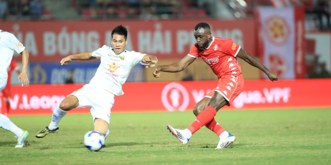Ngoại binh Hải Phòng nói gì sau màn 'lên đồng' ở vòng 8 V.League? joel tagueu hai phong 2710083940.jpg