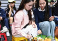 khach do ve dong nghet quanh nha tho lon de chup anh xep hang mua xoi com 884.jpg