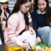 khach do ve dong nghet quanh nha tho lon de chup anh xep hang mua xoi com 884.jpg