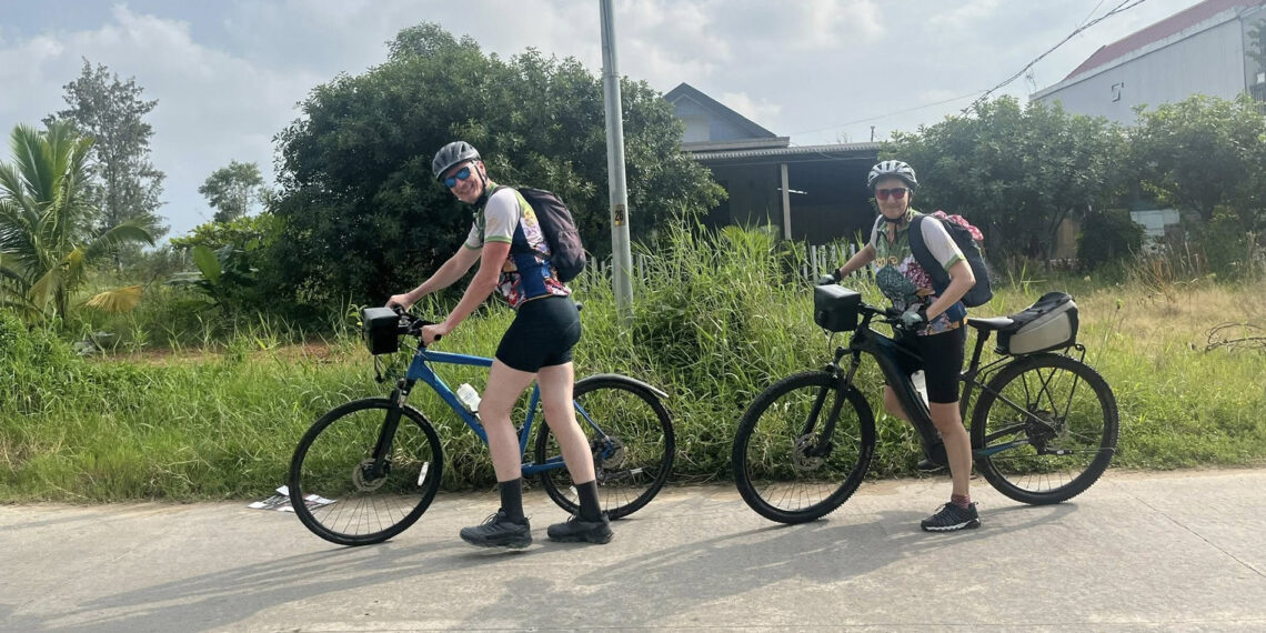 khach tay doi la dung truoc dam tang o hue xuc dong khi duoc moi bua com chay 855.jpg