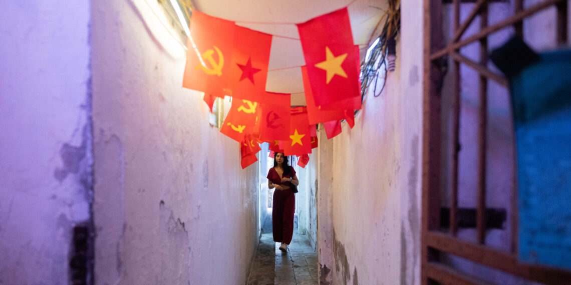 khach tay lach ngo nho leo cau thang hep tim quan ca phe cho o ha noi 576.jpg