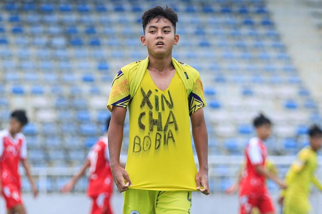 Chia sẻ nghẹn ngào của cầu thủ U14 Hà Nội về cha ly trung hieu vs u14 ha noi 2710155509.jpg