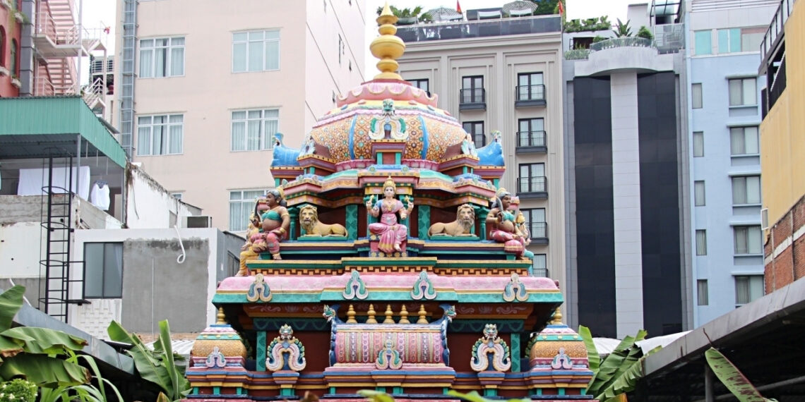 Ngôi đền trăm năm rực rỡ ở TPHCM, khách úp mặt vào đá cầu nguyện ngoi den tram nam ruc ro o tphcm khach up mat vao da cau nguyen 217.jpg