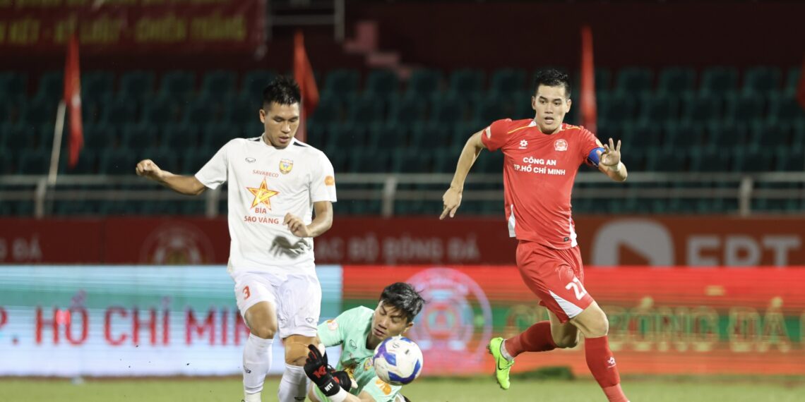 Tiến Linh "mất hút" trong trận hòa của Công an TP HCM nguyen tien linh 1910223545.jpg
