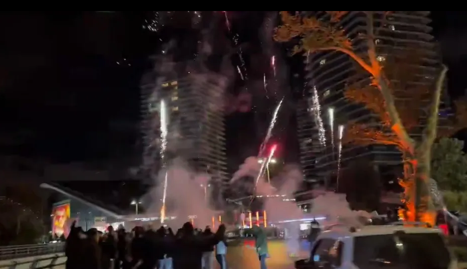 nhm galatasaray dot phao hoa ben ngoai khach san cua liverpool.png