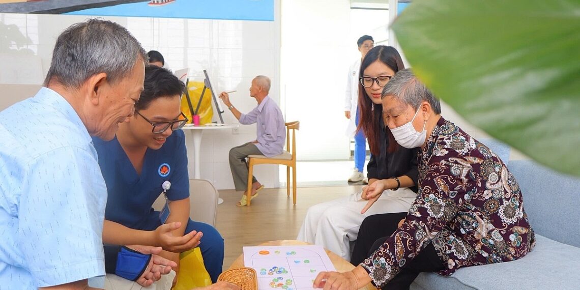 Dịch vụ chăm sóc người già 'sáng đi chiều về' 350.000 đồng một ngày noi tru ban ngay 1759299963 17 8793 6774 1759301567.jpg