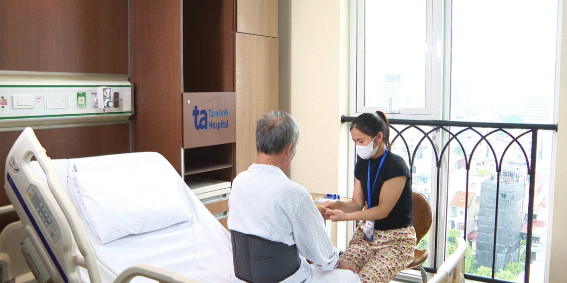 Mổ bóc tách u tủy sống chèn chùm rễ thần kinh cụ ông pic 2 1 1761522625 1761522725 3978 1761522840.png