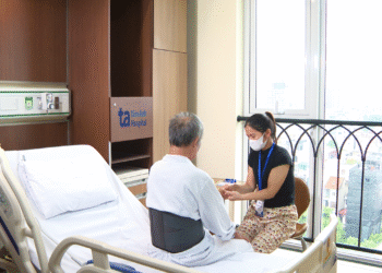 Mổ bóc tách u tủy sống chèn chùm rễ thần kinh cụ ông pic 2 1 1761522625 1761522725 3978 1761522840.png