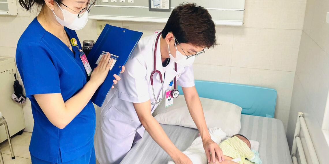 Bác sĩ tạo hình hậu môn cho bé sơ sinh q 1760070672 1760070690 176007 9125 3863 1760070768.jpg