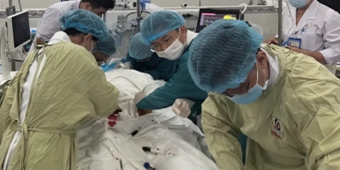 Bác sĩ hai viện cứu sống người phụ nữ ngừng tim snapedit 1761562342145 jpeg 17 7456 5227 1761562782.jpg