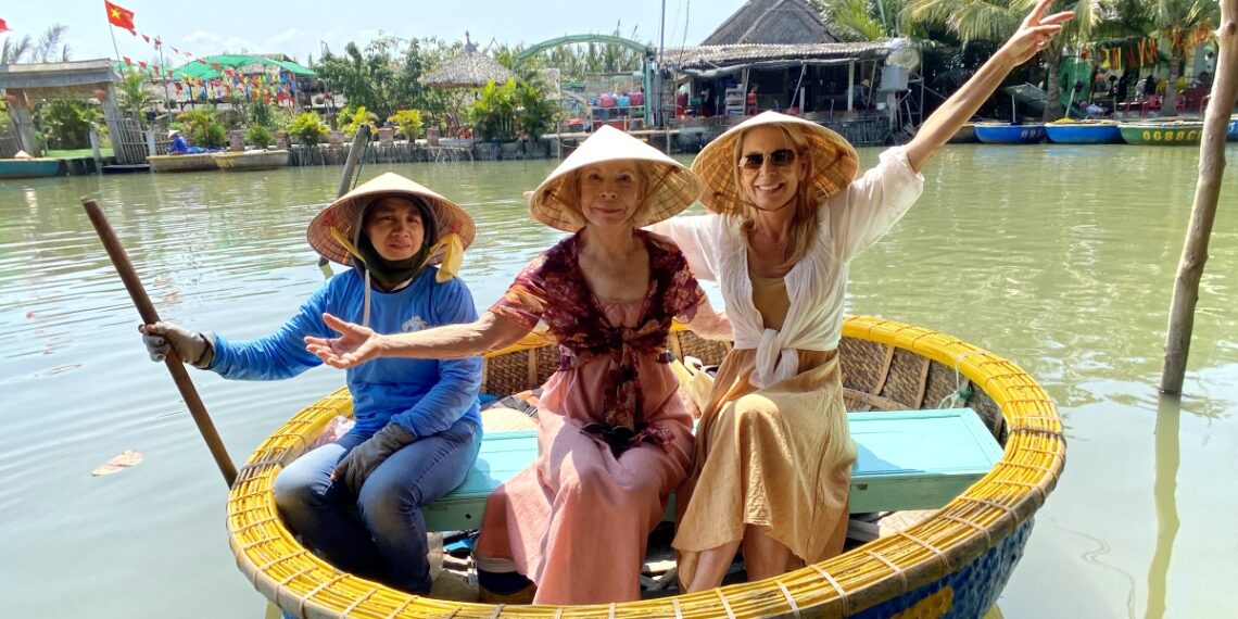 Khách Mỹ 'tìm thấy hạnh phúc' khi đến Việt Nam susan va me 1761034698 1761035 3539 3938 1761035973.jpg