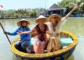 Khách Mỹ 'tìm thấy hạnh phúc' khi đến Việt Nam susan va me 1761034698 1761035 3539 3938 1761035973.jpg