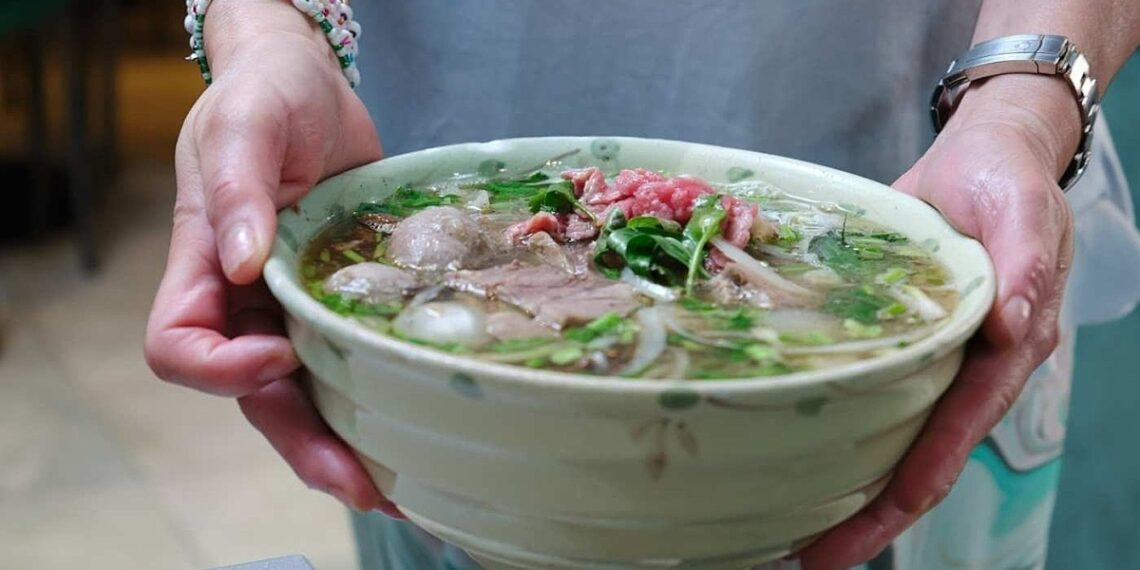 Quán phở Việt được ví như 'viên ngọc ẩm thực' ở Paris tai xuong 12 jpeg 1759893857 1 6323 9017 1759894104.jpg