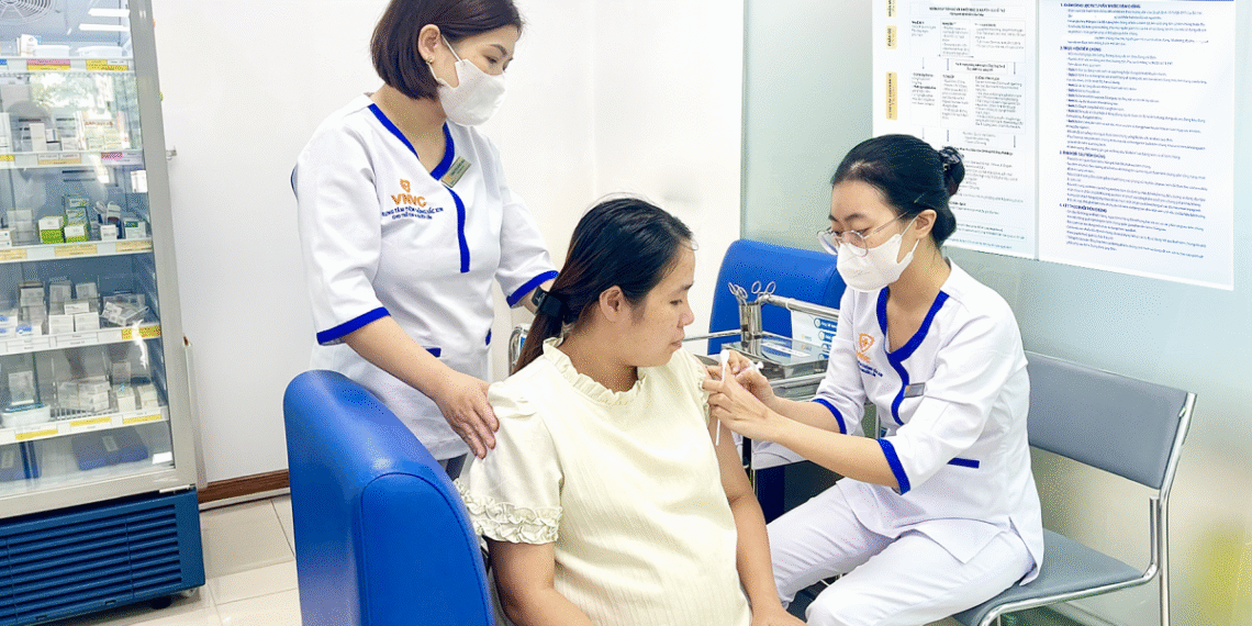 thai phu tiem vac xin rsv vnvc 7978 7583 1759819392.png