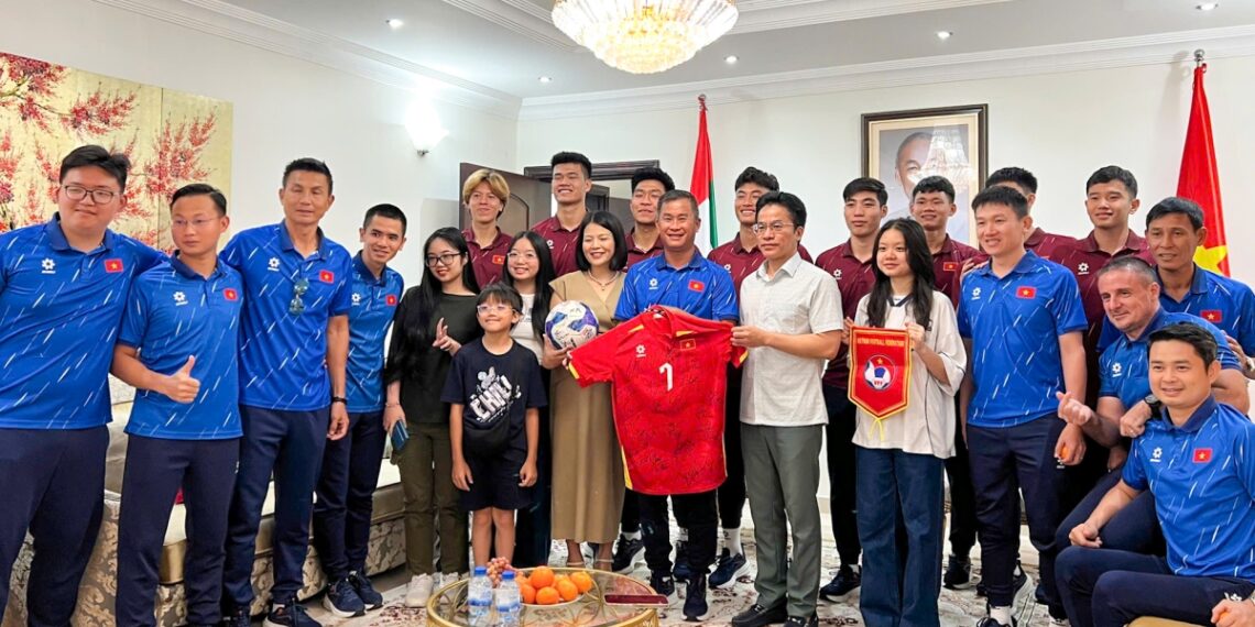 U23 Việt Nam thăm và giao lưu với Đại sứ quán Việt Nam tại UAE tin 1110191229.jpg