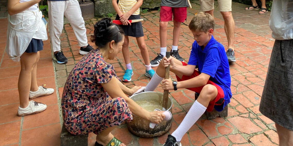 Khách Tây toát mồ hôi làm đặc sản Việt, cười vang giữa sân nhà cổ ở Hà Nội toi lang co o ha noi khach tay toat mo hoi thu lam dac san viet 2.jpg