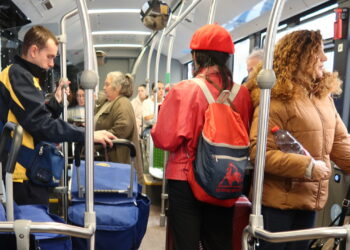 tren xe buyt metro hay dung du 3769 1901 1758966509.jpg