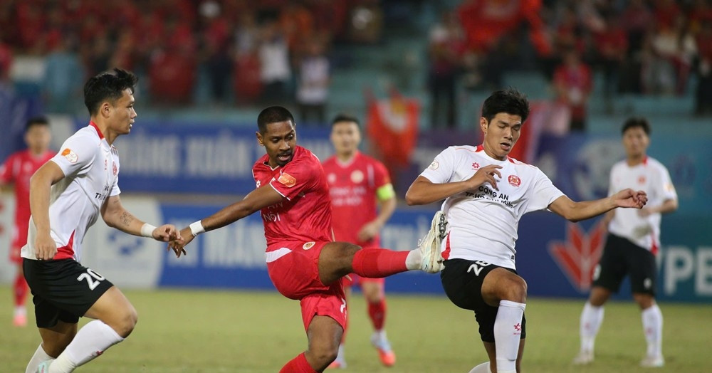 Trực tiếp bóng đá CAHN 0-0 CA TP.HCM: Lê Văn Đô bị thẻ đỏ truc tiep bong da cahn 0 0 ca tp 2662.jpg