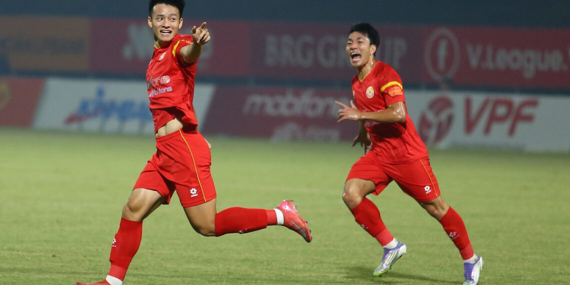 truc tiep bong da pvf cand 1 2 ninh binh cuu cau thu hagl ghi tuyet pham 1632.jpg