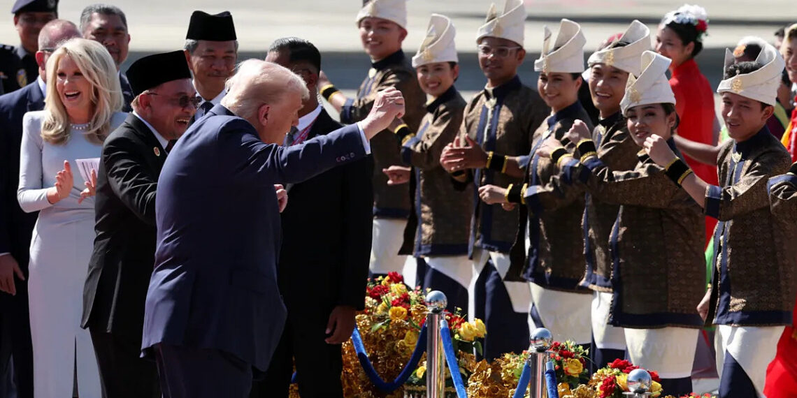 Điệu múa Malaysia ông Trump nhún nhảy ở sân bay có gì đặc biệt trump and anwar steal the show 1180 3516 1761501377.jpg