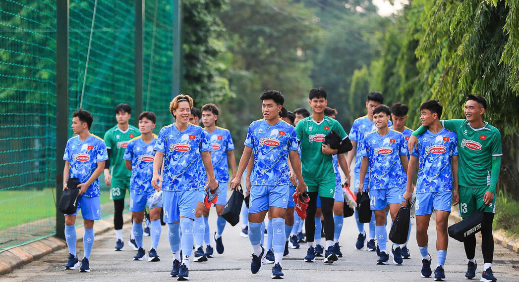 U23 Việt Nam bước vào tập luyện, HLV Đinh Hồng Vinh ấn tượng với tiềm năng của sao Việt kiều u23 viet nam buoc vao buoi tap dau tien trong dot hoi quan thang 10 0610093528.jpg
